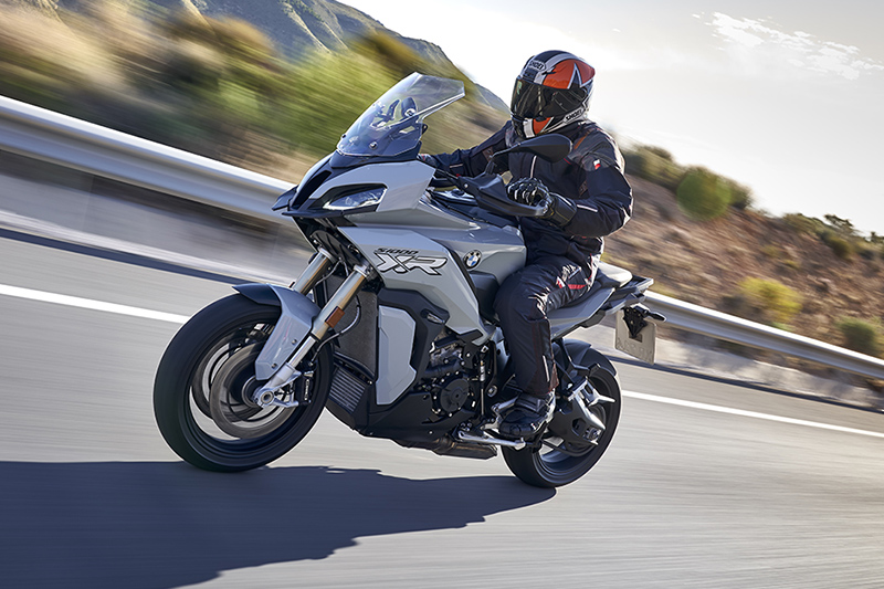 BMWバイク BMW Motorrad S1000XR (2020) / 速さに快適を求めた万能